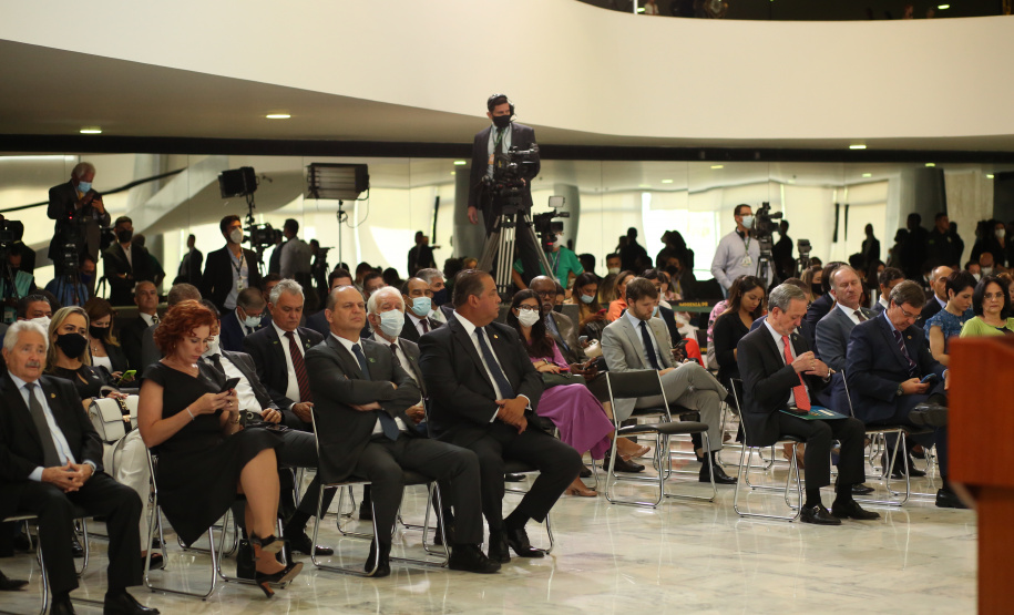 O governo federal anunciou nesta quarta-feira (15) mudanças nas diretrizes do programa Casa Verde e Amarela que deverão facilitar a aquisição de casa própria pela população de todo o País e em especial do Paraná, que possui a maior parceria vigente em habitação com a União. O evento em que foram apresentados os detalhes foi realizado em Brasília e teve a participação do vice-governador Darci Piana e do diretor-presidente da Cohapar, Jorge Lange. Foto: Camila Tonett