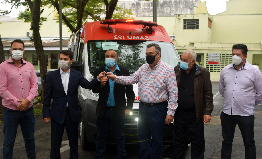 O município de Adrianópolis recebeu uma ambulância de suporte básico, para reforço do Serviço de Atendimento Móvel de Urgência (Samu). O veículo no valor de R$ 161,5 mil foi entregue nesta quarta-feira (15) pelo secretário de Estado da Saúde, Beto Preto. - Curitiba, 15/09/2021 - Foto: Américo Antonio/SESA