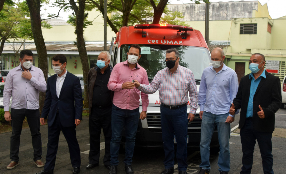 O município de Adrianópolis recebeu uma ambulância de suporte básico, para reforço do Serviço de Atendimento Móvel de Urgência (Samu). O veículo no valor de R$ 161,5 mil foi entregue nesta quarta-feira (15) pelo secretário de Estado da Saúde, Beto Preto. - Curitiba, 15/09/2021 - Foto: Américo Antonio/SESA