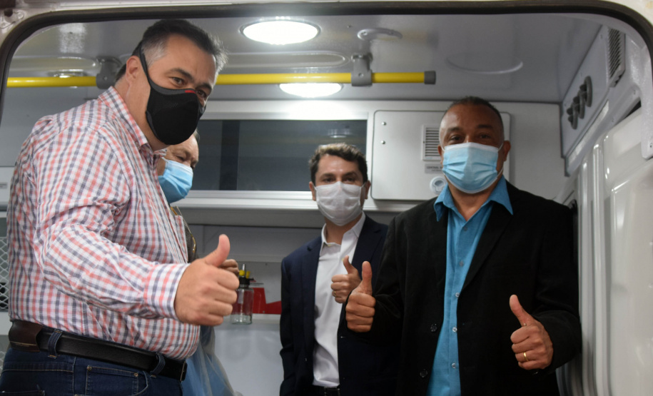 O município de Adrianópolis recebeu uma ambulância de suporte básico, para reforço do Serviço de Atendimento Móvel de Urgência (Samu). O veículo no valor de R$ 161,5 mil foi entregue nesta quarta-feira (15) pelo secretário de Estado da Saúde, Beto Preto. - Curitiba, 15/09/2021 - Foto: Américo Antonio/SESA