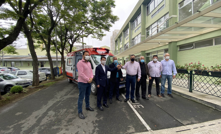 O município de Adrianópolis recebeu uma ambulância de suporte básico, para reforço do Serviço de Atendimento Móvel de Urgência (Samu). O veículo no valor de R$ 161,5 mil foi entregue nesta quarta-feira (15) pelo secretário de Estado da Saúde, Beto Preto. - Curitiba, 15/09/2021 - Foto: Américo Antonio/SESA