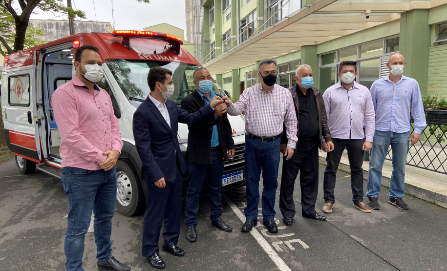 O município de Adrianópolis recebeu uma ambulância de suporte básico, para reforço do Serviço de Atendimento Móvel de Urgência (Samu). O veículo no valor de R$ 161,5 mil foi entregue nesta quarta-feira (15) pelo secretário de Estado da Saúde, Beto Preto. - Curitiba, 15/09/2021 - Foto: Américo Antonio/SESA