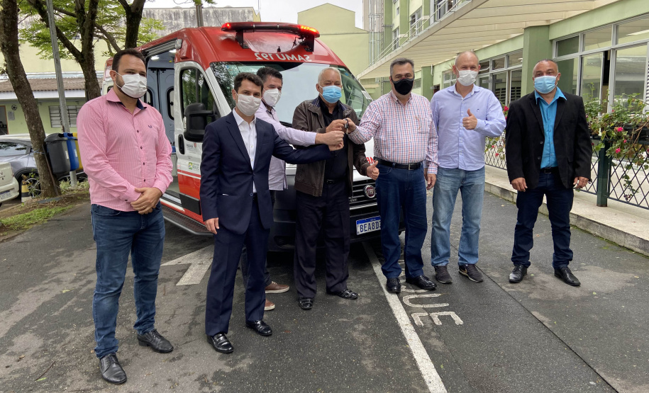 O município de Adrianópolis recebeu uma ambulância de suporte básico, para reforço do Serviço de Atendimento Móvel de Urgência (Samu). O veículo no valor de R$ 161,5 mil foi entregue nesta quarta-feira (15) pelo secretário de Estado da Saúde, Beto Preto. - Curitiba, 15/09/2021 - Foto: Américo Antonio/SESA