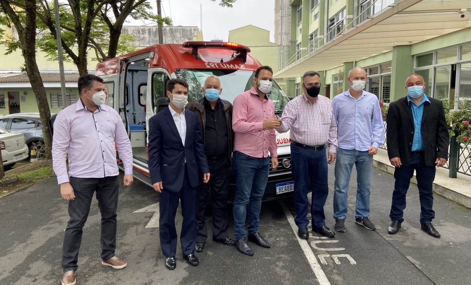 O município de Adrianópolis recebeu uma ambulância de suporte básico, para reforço do Serviço de Atendimento Móvel de Urgência (Samu). O veículo no valor de R$ 161,5 mil foi entregue nesta quarta-feira (15) pelo secretário de Estado da Saúde, Beto Preto. - Curitiba, 15/09/2021 - Foto: Américo Antonio/SESA