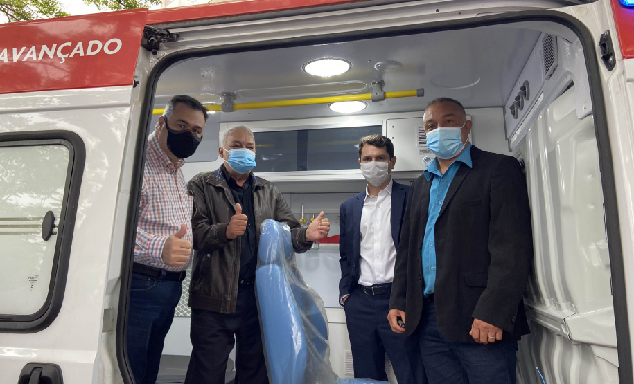 O município de Adrianópolis recebeu uma ambulância de suporte básico, para reforço do Serviço de Atendimento Móvel de Urgência (Samu). O veículo no valor de R$ 161,5 mil foi entregue nesta quarta-feira (15) pelo secretário de Estado da Saúde, Beto Preto. - Curitiba, 15/09/2021 - Foto: Américo Antonio/SESA