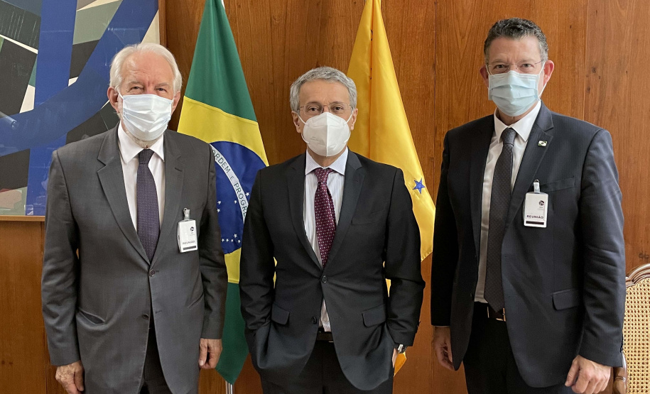 O vice-governador Darci Piana pleiteou, nesta quarta-feira (15), a participação do Paraná na comitiva brasileira que vai participar da Conferência das Nações Unidas sobre Mudanças Climáticas de 2021 (COP26). A solicitação foi realizada em reunião no Itamaraty, em Brasília, com o secretário de Assuntos de Soberania Nacional e Cidadania do Ministério de Relações Exteriores, Paulino Franco de Carvalho Neto.Foto: Camila Tonett