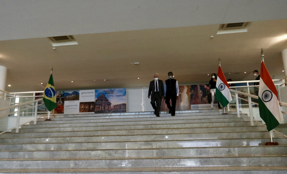 O vice-governador também se encontrou com o embaixador da Índia, Suresh Reddy, para estreitar parcerias comerciais do país com o Paraná. Na reunião, Piana apresentou o panorama paranaense econômico atual, com alta na geração de empregos e crescimento nos setores de indústria e comércio.Foto: Camila Tonett