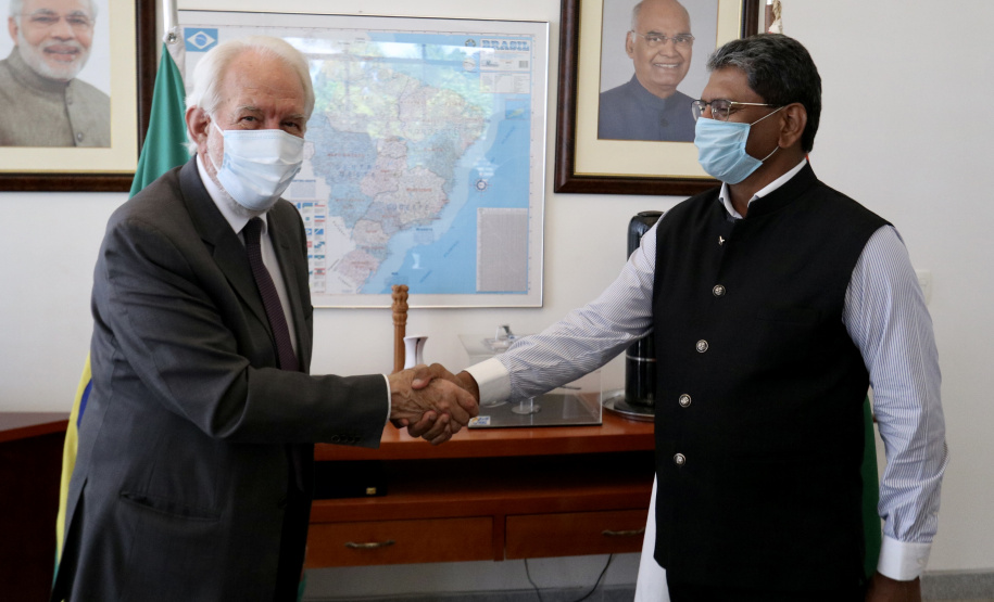 O vice-governador também se encontrou com o embaixador da Índia, Suresh Reddy, para estreitar parcerias comerciais do país com o Paraná. Na reunião, Piana apresentou o panorama paranaense econômico atual, com alta na geração de empregos e crescimento nos setores de indústria e comércio.Foto: Camila Tonett