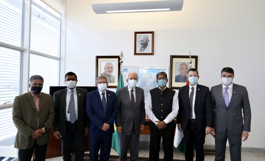 O vice-governador também se encontrou com o embaixador da Índia, Suresh Reddy, para estreitar parcerias comerciais do país com o Paraná. Na reunião, Piana apresentou o panorama paranaense econômico atual, com alta na geração de empregos e crescimento nos setores de indústria e comércio.Foto: Camila Tonett