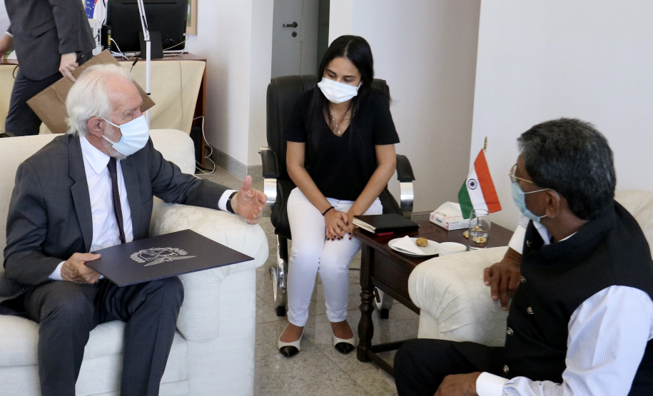 O vice-governador também se encontrou com o embaixador da Índia, Suresh Reddy, para estreitar parcerias comerciais do país com o Paraná. Na reunião, Piana apresentou o panorama paranaense econômico atual, com alta na geração de empregos e crescimento nos setores de indústria e comércio.Foto: Camila Tonett