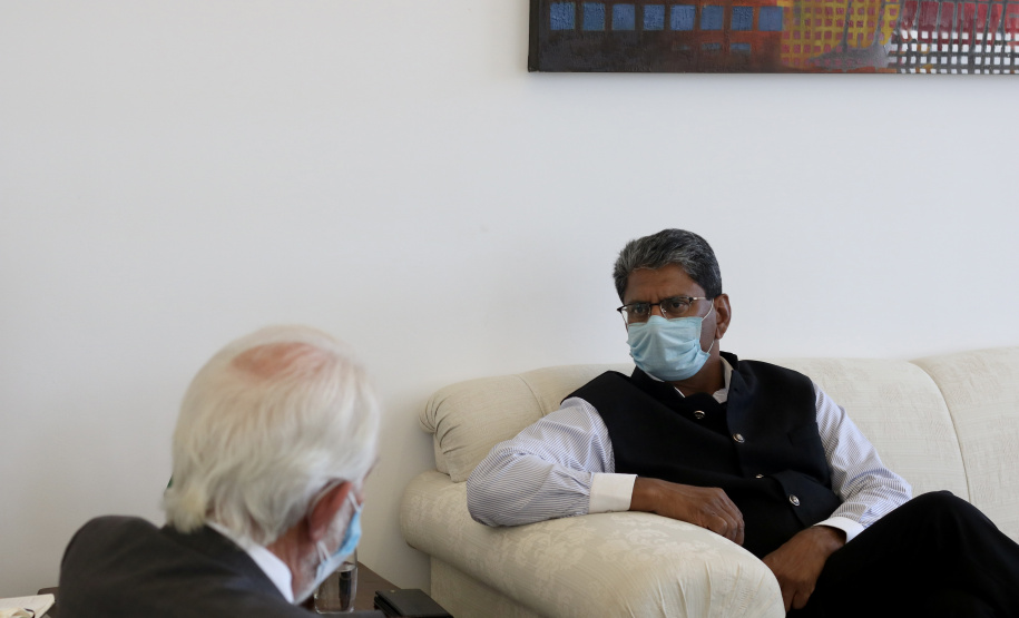 O vice-governador também se encontrou com o embaixador da Índia, Suresh Reddy, para estreitar parcerias comerciais do país com o Paraná. Na reunião, Piana apresentou o panorama paranaense econômico atual, com alta na geração de empregos e crescimento nos setores de indústria e comércio.Foto: Camila Tonett