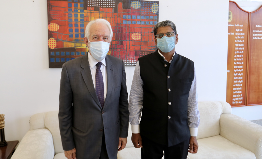 O vice-governador também se encontrou com o embaixador da Índia, Suresh Reddy, para estreitar parcerias comerciais do país com o Paraná. Na reunião, Piana apresentou o panorama paranaense econômico atual, com alta na geração de empregos e crescimento nos setores de indústria e comércio.Foto: Camila Tonett