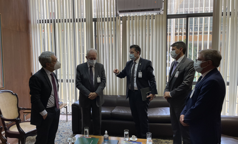 O vice-governador Darci Piana pleiteou, nesta quarta-feira (15), a participação do Paraná na comitiva brasileira que vai participar da Conferência das Nações Unidas sobre Mudanças Climáticas de 2021 (COP26). A solicitação foi realizada em reunião no Itamaraty, em Brasília, com o secretário de Assuntos de Soberania Nacional e Cidadania do Ministério de Relações Exteriores, Paulino Franco de Carvalho Neto.Foto: Camila Tonett