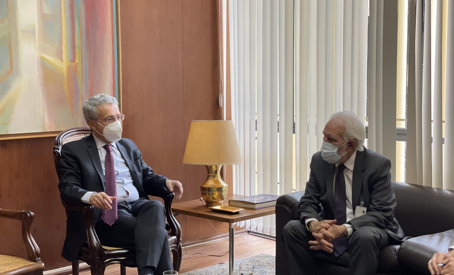 O vice-governador Darci Piana pleiteou, nesta quarta-feira (15), a participação do Paraná na comitiva brasileira que vai participar da Conferência das Nações Unidas sobre Mudanças Climáticas de 2021 (COP26). A solicitação foi realizada em reunião no Itamaraty, em Brasília, com o secretário de Assuntos de Soberania Nacional e Cidadania do Ministério de Relações Exteriores, Paulino Franco de Carvalho Neto.Foto: Camila Tonett