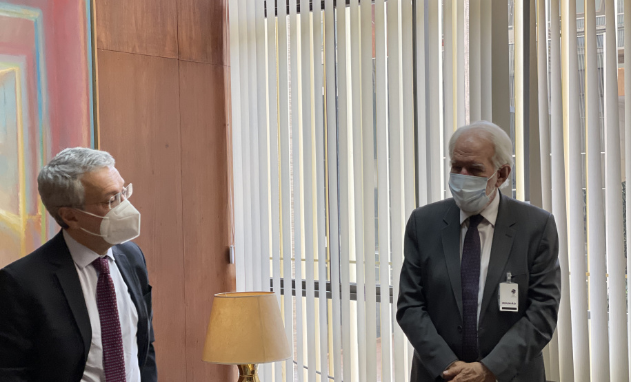 O vice-governador Darci Piana pleiteou, nesta quarta-feira (15), a participação do Paraná na comitiva brasileira que vai participar da Conferência das Nações Unidas sobre Mudanças Climáticas de 2021 (COP26). A solicitação foi realizada em reunião no Itamaraty, em Brasília, com o secretário de Assuntos de Soberania Nacional e Cidadania do Ministério de Relações Exteriores, Paulino Franco de Carvalho Neto.Foto: Camila Tonett