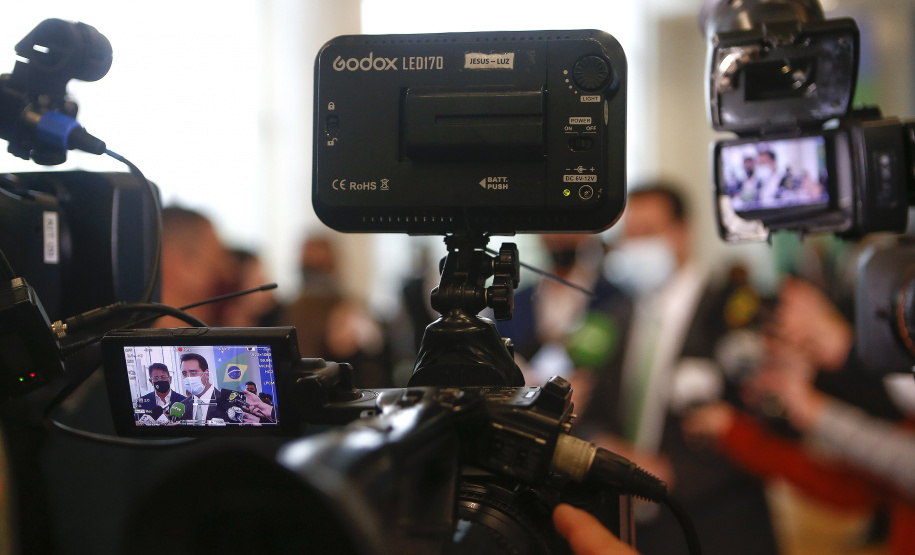 Governador Carlos Massa Ratinho Junior, assina decreto que autoriza o início da terceira e última fase do processo de transferência de gestão, com o repasse da custódia dos últimos detentos das carceragens da Polícia Civil para a gestão plena do Departamento Penitenciário do Paraná (Depen). Foto: Jonathan Campos/AEN