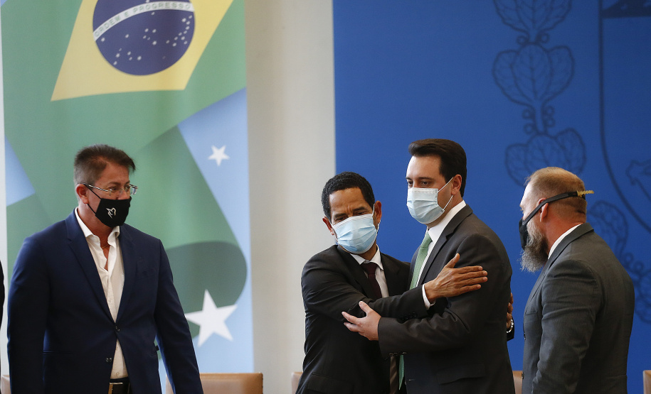 Governador Carlos Massa Ratinho Junior, assina decreto que autoriza o início da terceira e última fase do processo de transferência de gestão, com o repasse da custódia dos últimos detentos das carceragens da Polícia Civil para a gestão plena do Departamento Penitenciário do Paraná (Depen). Foto: Jonathan Campos/AEN