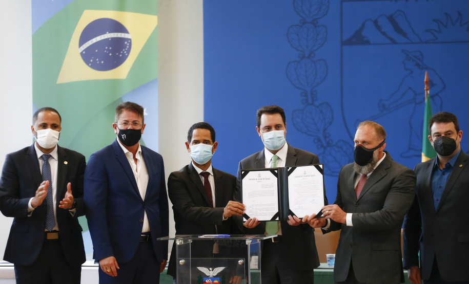 Governador Carlos Massa Ratinho Junior, assina decreto que autoriza o início da terceira e última fase do processo de transferência de gestão, com o repasse da custódia dos últimos detentos das carceragens da Polícia Civil para a gestão plena do Departamento Penitenciário do Paraná (Depen). Foto: Jonathan Campos/AEN