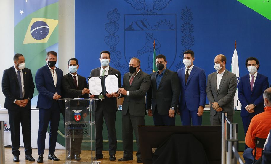 Governador Carlos Massa Ratinho Junior, assina decreto que autoriza o início da terceira e última fase do processo de transferência de gestão, com o repasse da custódia dos últimos detentos das carceragens da Polícia Civil para a gestão plena do Departamento Penitenciário do Paraná (Depen). Foto: Jonathan Campos/AEN