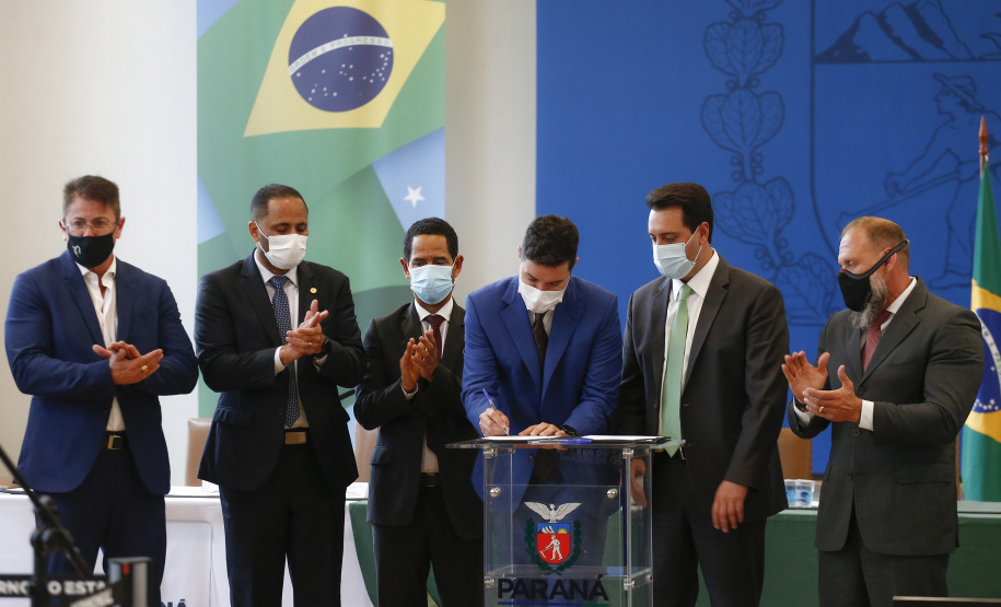 Governador Carlos Massa Ratinho Junior, assina decreto que autoriza o início da terceira e última fase do processo de transferência de gestão, com o repasse da custódia dos últimos detentos das carceragens da Polícia Civil para a gestão plena do Departamento Penitenciário do Paraná (Depen). Foto: Jonathan Campos/AEN