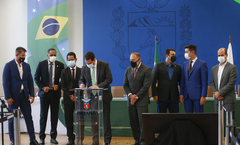 Governador Carlos Massa Ratinho Junior, assina decreto que autoriza o início da terceira e última fase do processo de transferência de gestão, com o repasse da custódia dos últimos detentos das carceragens da Polícia Civil para a gestão plena do Departamento Penitenciário do Paraná (Depen). Foto: Jonathan Campos/AEN