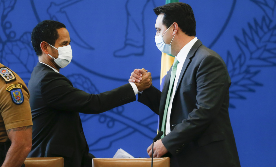 Governador Carlos Massa Ratinho Junior, assina decreto que autoriza o início da terceira e última fase do processo de transferência de gestão, com o repasse da custódia dos últimos detentos das carceragens da Polícia Civil para a gestão plena do Departamento Penitenciário do Paraná (Depen). Foto: Jonathan Campos/AEN