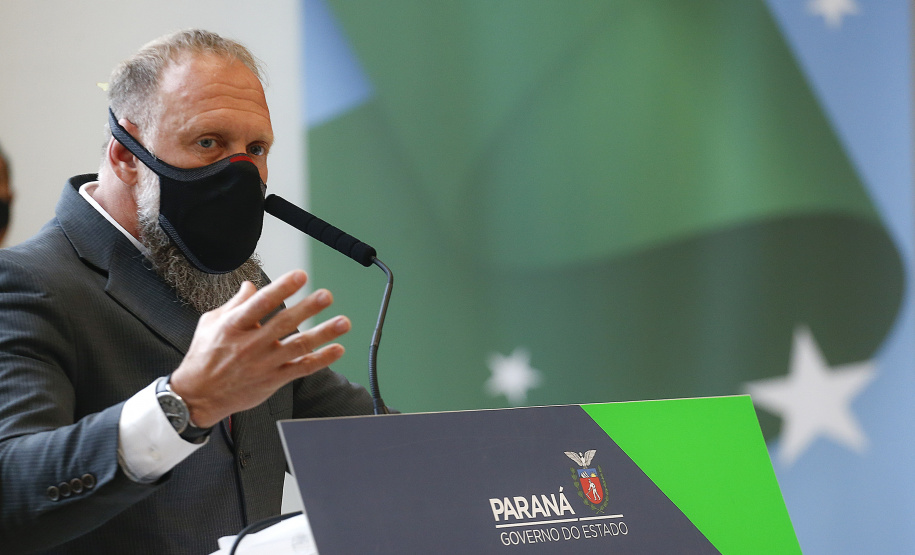 Governador Carlos Massa Ratinho Junior, assina decreto que autoriza o início da terceira e última fase do processo de transferência de gestão, com o repasse da custódia dos últimos detentos das carceragens da Polícia Civil para a gestão plena do Departamento Penitenciário do Paraná (Depen). Foto: Jonathan Campos/AEN