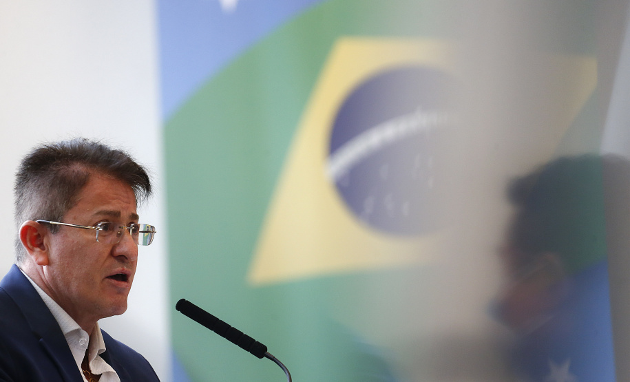 Governador Carlos Massa Ratinho Junior, assina decreto que autoriza o início da terceira e última fase do processo de transferência de gestão, com o repasse da custódia dos últimos detentos das carceragens da Polícia Civil para a gestão plena do Departamento Penitenciário do Paraná (Depen). Foto: Jonathan Campos/AEN