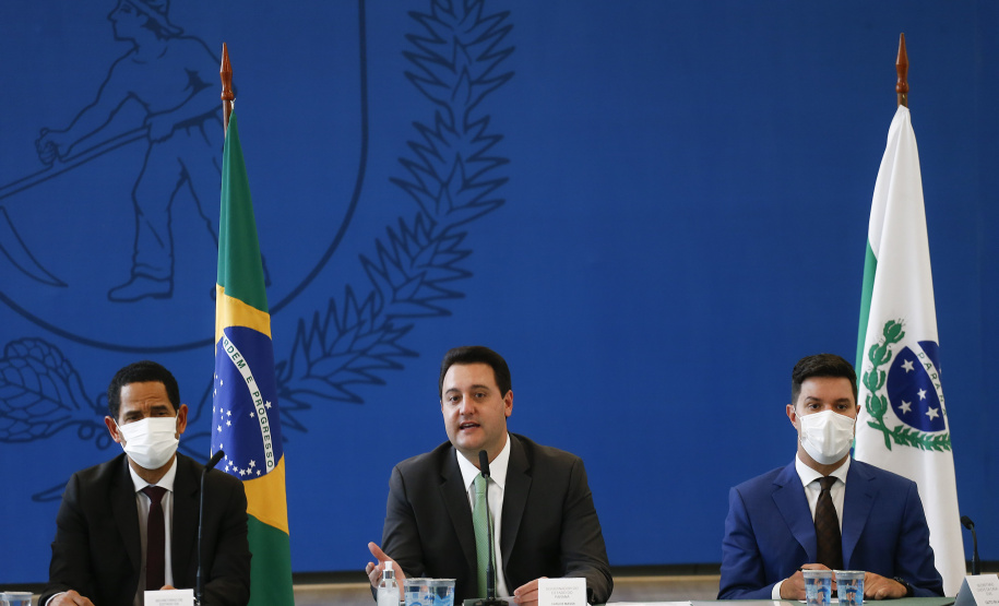 Governador Carlos Massa Ratinho Junior, assina decreto que autoriza o início da terceira e última fase do processo de transferência de gestão, com o repasse da custódia dos últimos detentos das carceragens da Polícia Civil para a gestão plena do Departamento Penitenciário do Paraná (Depen). Foto: Jonathan Campos/AEN