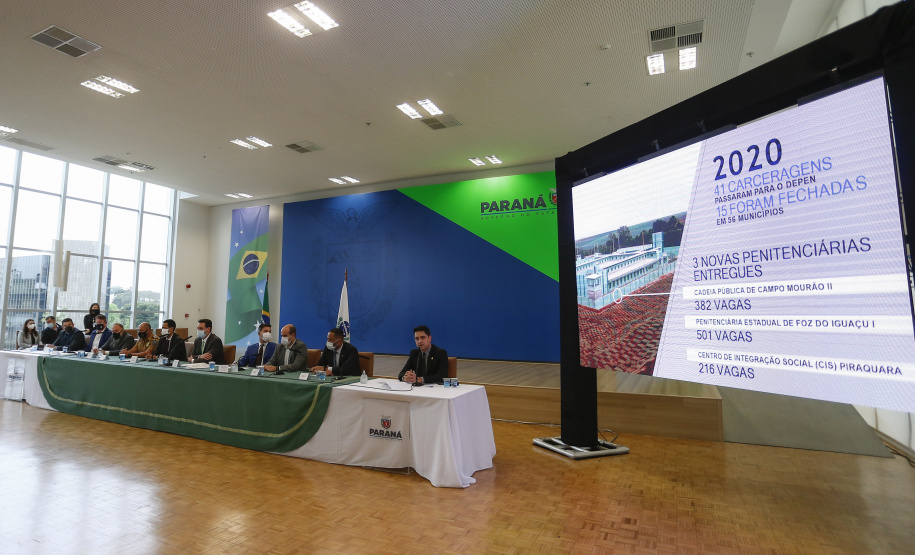 Governador Carlos Massa Ratinho Junior, assina decreto que autoriza o início da terceira e última fase do processo de transferência de gestão, com o repasse da custódia dos últimos detentos das carceragens da Polícia Civil para a gestão plena do Departamento Penitenciário do Paraná (Depen). Foto: Jonathan Campos/AEN