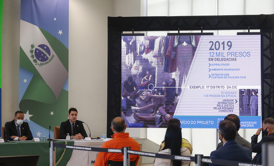 Governador Carlos Massa Ratinho Junior, assina decreto que autoriza o início da terceira e última fase do processo de transferência de gestão, com o repasse da custódia dos últimos detentos das carceragens da Polícia Civil para a gestão plena do Departamento Penitenciário do Paraná (Depen). Foto: Jonathan Campos/AEN