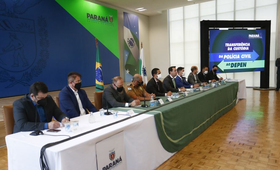 Governador Carlos Massa Ratinho Junior, assina decreto que autoriza o início da terceira e última fase do processo de transferência de gestão, com o repasse da custódia dos últimos detentos das carceragens da Polícia Civil para a gestão plena do Departamento Penitenciário do Paraná (Depen). Foto: Jonathan Campos/AEN