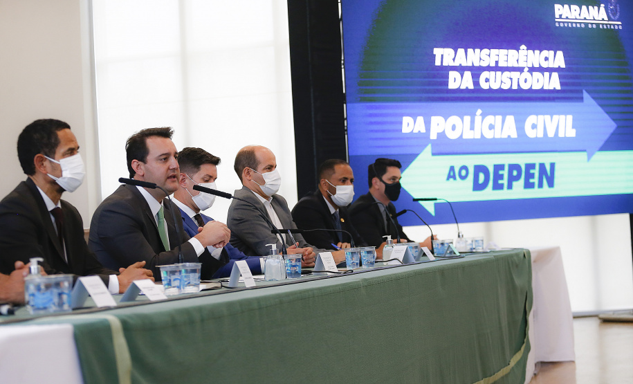 Governador Carlos Massa Ratinho Junior, assina decreto que autoriza o início da terceira e última fase do processo de transferência de gestão, com o repasse da custódia dos últimos detentos das carceragens da Polícia Civil para a gestão plena do Departamento Penitenciário do Paraná (Depen). Foto: Jonathan Campos/AEN