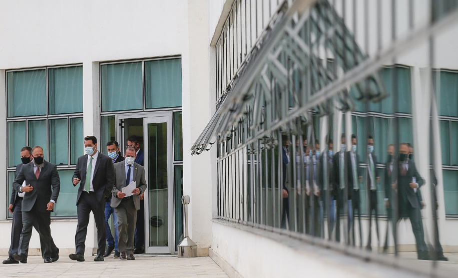 Governador Carlos Massa Ratinho Junior, assina decreto que autoriza o início da terceira e última fase do processo de transferência de gestão, com o repasse da custódia dos últimos detentos das carceragens da Polícia Civil para a gestão plena do Departamento Penitenciário do Paraná (Depen). Foto: Jonathan Campos/AEN