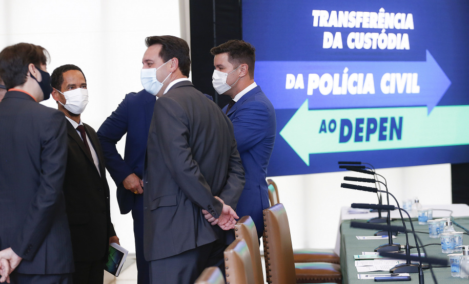 Governador Carlos Massa Ratinho Junior, assina decreto que autoriza o início da terceira e última fase do processo de transferência de gestão, com o repasse da custódia dos últimos detentos das carceragens da Polícia Civil para a gestão plena do Departamento Penitenciário do Paraná (Depen). Foto: Jonathan Campos/AEN