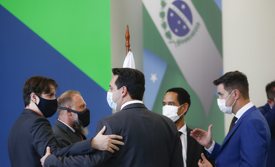 Governador Carlos Massa Ratinho Junior, assina decreto que autoriza o início da terceira e última fase do processo de transferência de gestão, com o repasse da custódia dos últimos detentos das carceragens da Polícia Civil para a gestão plena do Departamento Penitenciário do Paraná (Depen). Foto: Jonathan Campos/AEN