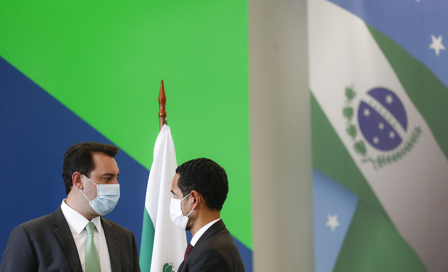 Governador Carlos Massa Ratinho Junior, assina decreto que autoriza o início da terceira e última fase do processo de transferência de gestão, com o repasse da custódia dos últimos detentos das carceragens da Polícia Civil para a gestão plena do Departamento Penitenciário do Paraná (Depen). Foto: Jonathan Campos/AEN