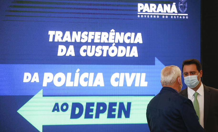 Governador Carlos Massa Ratinho Junior, assina decreto que autoriza o início da terceira e última fase do processo de transferência de gestão, com o repasse da custódia dos últimos detentos das carceragens da Polícia Civil para a gestão plena do Departamento Penitenciário do Paraná (Depen). Foto: Jonathan Campos/AEN