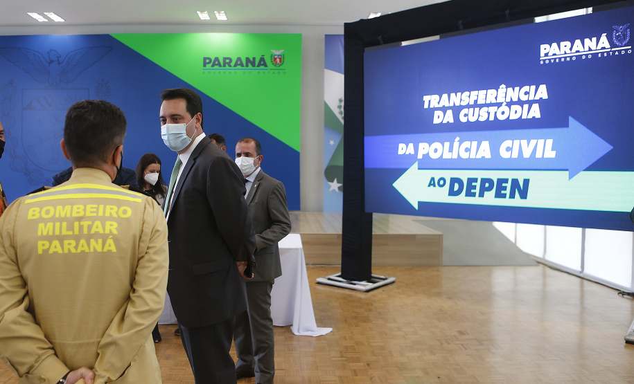 Governador Carlos Massa Ratinho Junior, assina decreto que autoriza o início da terceira e última fase do processo de transferência de gestão, com o repasse da custódia dos últimos detentos das carceragens da Polícia Civil para a gestão plena do Departamento Penitenciário do Paraná (Depen). Foto: Jonathan Campos/AEN