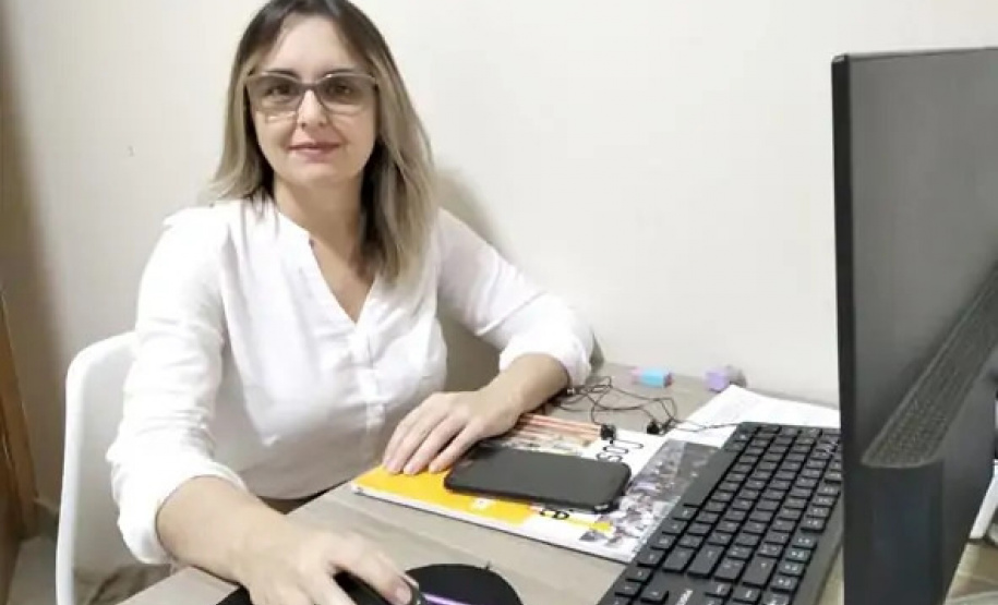 Professora Silmara Sartoreto de Oliveira, do CCB, é a única da área de Biologia da Região Sul a fazer parte da equipe. Ela participou da avaliação de três livros que serão usados no Ensino Médio, do 1º ao 3º ano  -  Foto: Arquivo pessoal