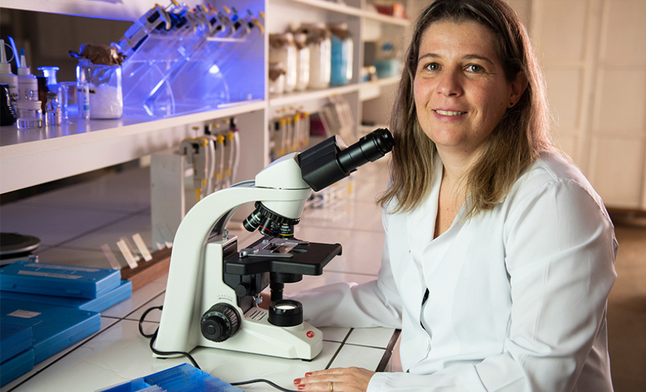 Com objetivo de combater a Ferrugem Asiática da Soja (FAS), responsável por perdas que variam de 30% a 90% na produção em diversas regiões do país, a professora do mestrado em Agronomia da Universidade Estadual do Norte do Paraná (UENP),  -  Curitiba, 16/09/2021  -  Foto: SETI