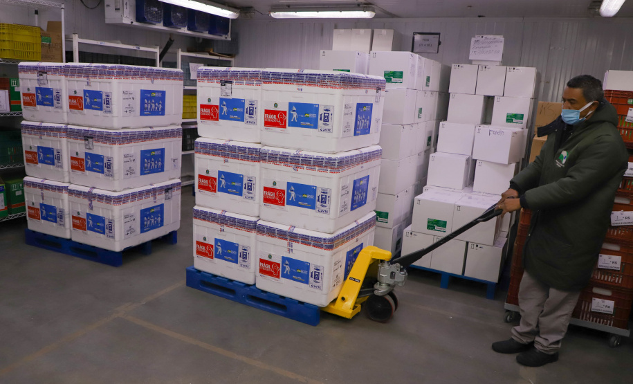 Governo do Estado do Parana recebe mais um lote de vacinas.Foto:Ari Dias/AEN