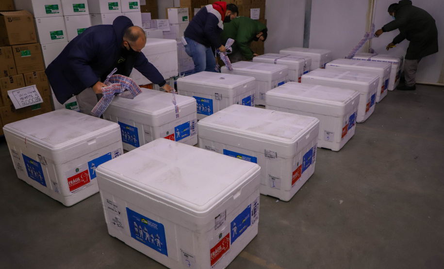 Governo do Estado do Parana recebe mais um lote de vacinas.Foto:Ari Dias/AEN