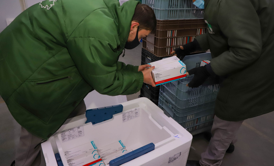 Governo do Estado do Parana recebe mais um lote de vacinas.Foto:Ari Dias/AEN