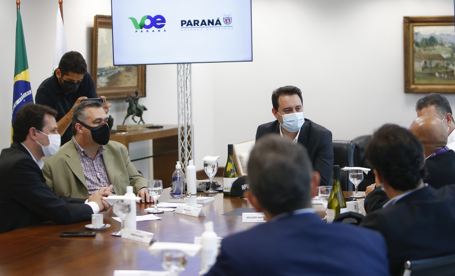 O anúncio da retomada da programação, suspensa desde março do ano passado em razão da pandemia de Covid-19, foi confirmada pelo governador Carlos Massa Ratinho Junior nesta quinta-feira (16), em ato no Palácio Iguaçu, que contou com a presença da diretoria da Aerosul, companhia área paranaense com sede em Rolândia, na Região Norte, uma das parceiras do projeto. Foto:Jonathan Campos/AEN