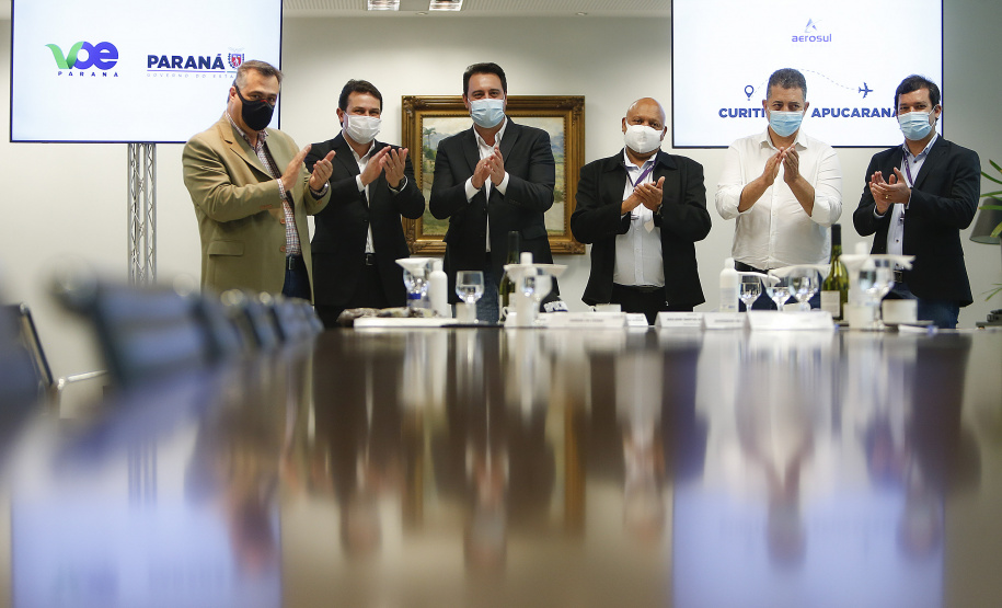O anúncio da retomada da programação, suspensa desde março do ano passado em razão da pandemia de Covid-19, foi confirmada pelo governador Carlos Massa Ratinho Junior nesta quinta-feira (16), em ato no Palácio Iguaçu, que contou com a presença da diretoria da Aerosul, companhia área paranaense com sede em Rolândia, na Região Norte, uma das parceiras do projeto. Foto:Jonathan Campos/AEN