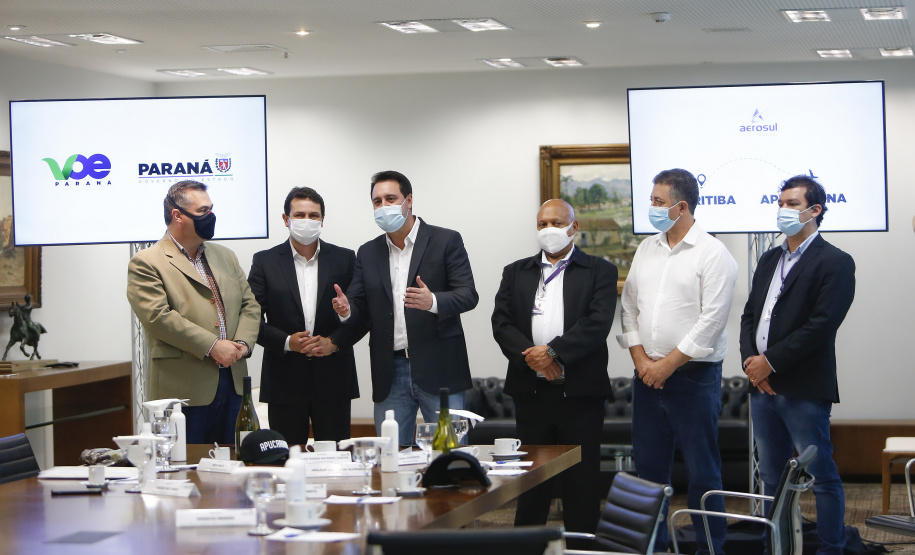 O anúncio da retomada da programação, suspensa desde março do ano passado em razão da pandemia de Covid-19, foi confirmada pelo governador Carlos Massa Ratinho Junior nesta quinta-feira (16), em ato no Palácio Iguaçu, que contou com a presença da diretoria da Aerosul, companhia área paranaense com sede em Rolândia, na Região Norte, uma das parceiras do projeto. Foto:Jonathan Campos/AEN
