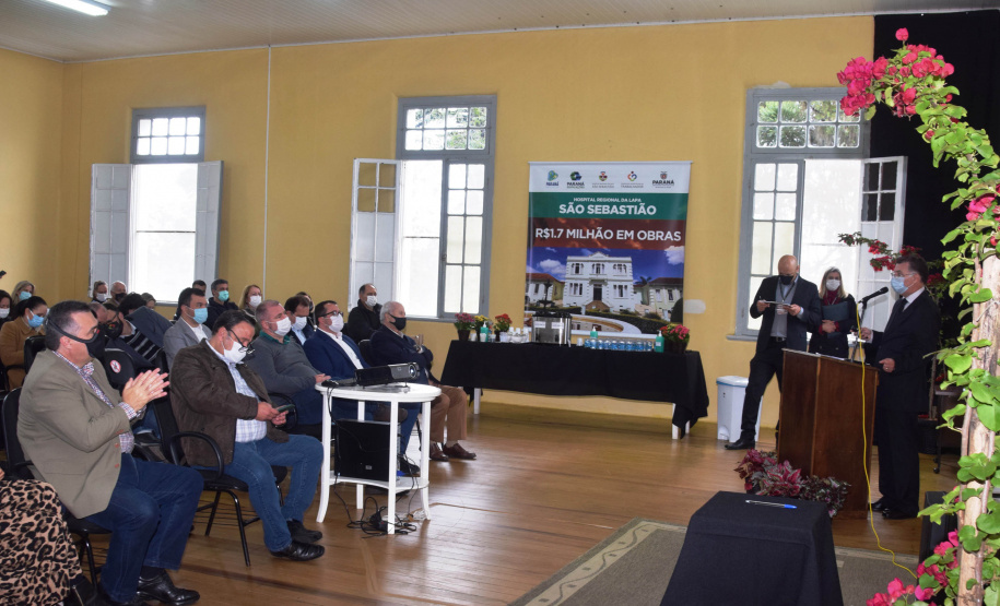 O secretário de Estado da Saúde, Beto Preto assinou a ordem de serviço nesta quinta-feira (16) que autoriza o início imediato de reformas de reparo no Hospital Regional da Lapa São Sebastião (HRLSS).  -  Curitiba, 16/09/2021  -  Foto: Américo Antonio/SESA