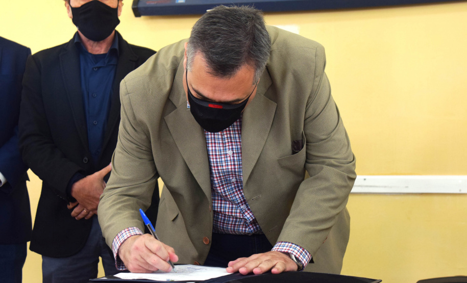 O secretário de Estado da Saúde, Beto Preto assinou a ordem de serviço nesta quinta-feira (16) que autoriza o início imediato de reformas de reparo no Hospital Regional da Lapa São Sebastião (HRLSS).  -  Curitiba, 16/09/2021  -  Foto: Américo Antonio/SESA