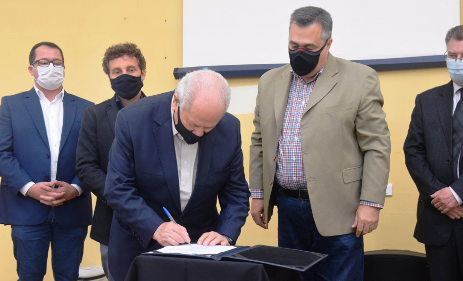 O secretário de Estado da Saúde, Beto Preto assinou a ordem de serviço nesta quinta-feira (16) que autoriza o início imediato de reformas de reparo no Hospital Regional da Lapa São Sebastião (HRLSS).  -  Curitiba, 16/09/2021  -  Foto: Américo Antonio/SESA